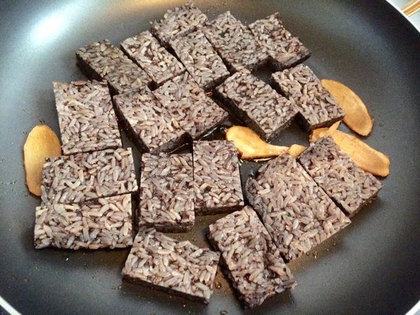 -米血可以煎過更Q好吃
-加小匙麻油煸香煎片放米血兩面煎香
-放進炒過的雞肉塊跟300cc米酒+200cc水蓋鍋煮
-起鍋前撒上枸杞