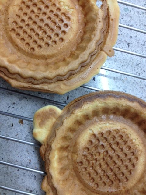 [塔殼]麵糊調勻，放入鬆餅機塔模裡，烘烤5~6分鐘，製脆硬，放置網架上放涼(溢出的塔餅乾可用手折斷)