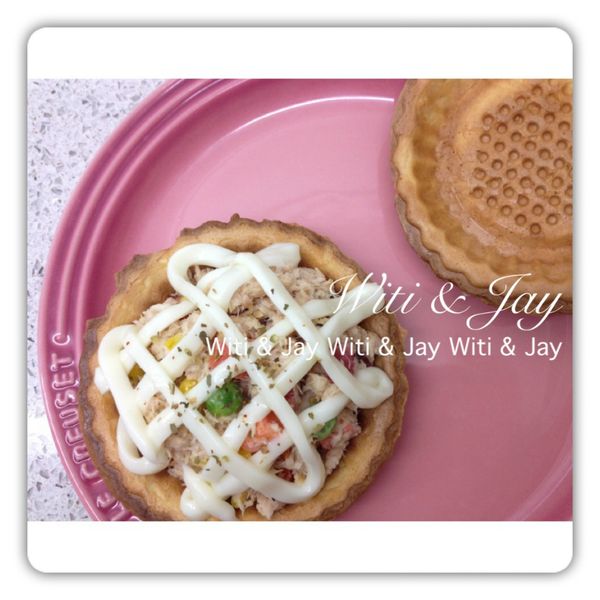 [內餡]甜入塔模，擠上美奶滋、灑上義式香料