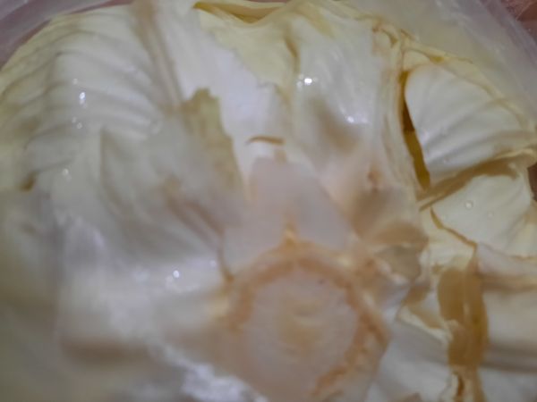 高麗菜切四分之一，清洗乾淨，切成一小片，備用。