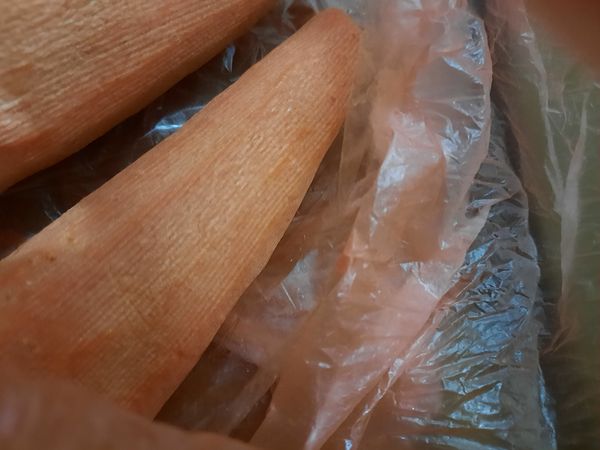 紅蘿蔔削皮清洗乾淨，切成片狀，在切一半放入乾淨的盤子。蒜頭用刀子拍一下把它壓扁，取出皮，洗乾淨放入盤子另一邊備用。