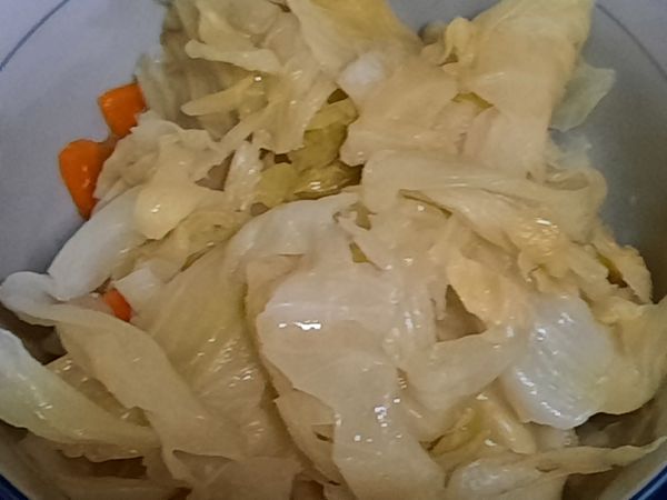 先熱鍋，加入豬肉或橄欖油放入蒜頭爆香，高麗菜和紅蘿蔔拌炒熟後，加入一點點鮮味炒手，拿起備用。