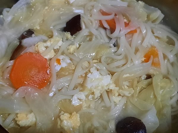 麵條熟後放入炒好的高麗菜，打入兩顆蛋攪拌，加入適量的鮮味炒手完成。