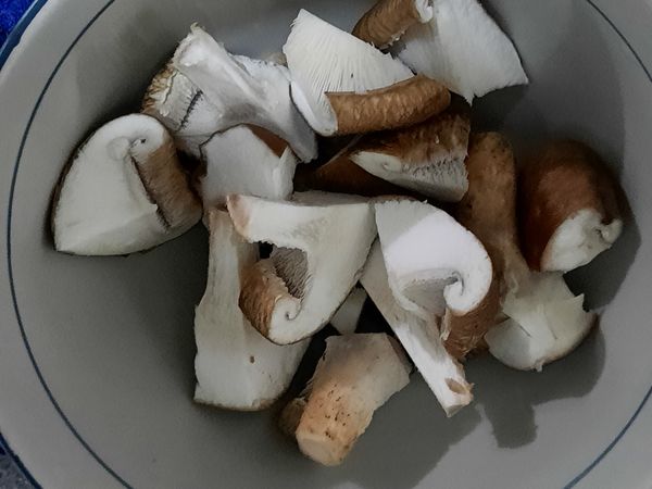 香菇清洗乾淨，切成一小段，放入鍋中和麵條一起煮熟。