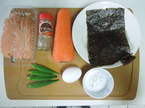 主食材：雞胸肉或雞絞肉。秋葵、海苔、紅蘿蔔、雞蛋。