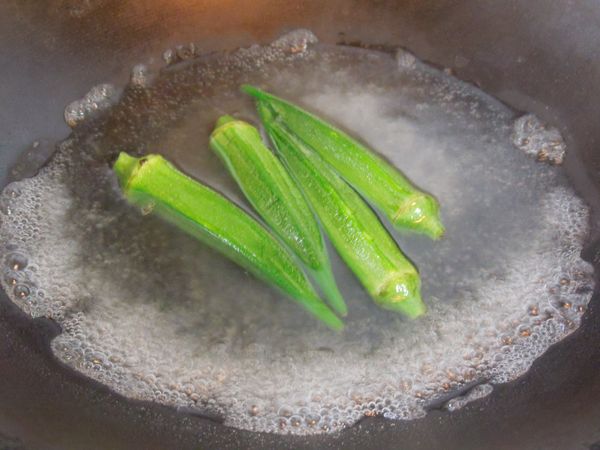 用小刀刮去秋葵上的細毛，洗淨後，放入沸水鍋中川燙1分鐘，撈起瀝乾。