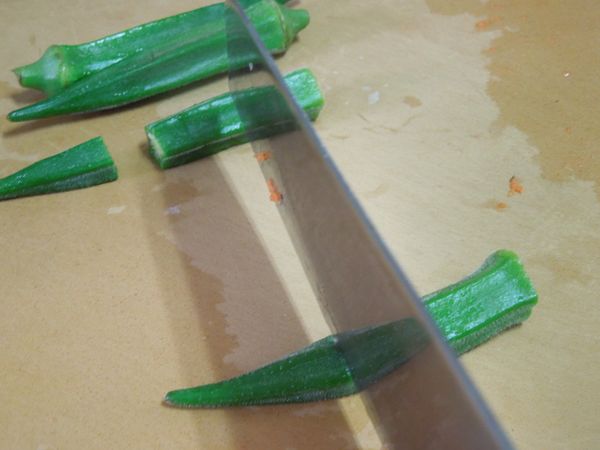 切除秋葵頭尾，備用。