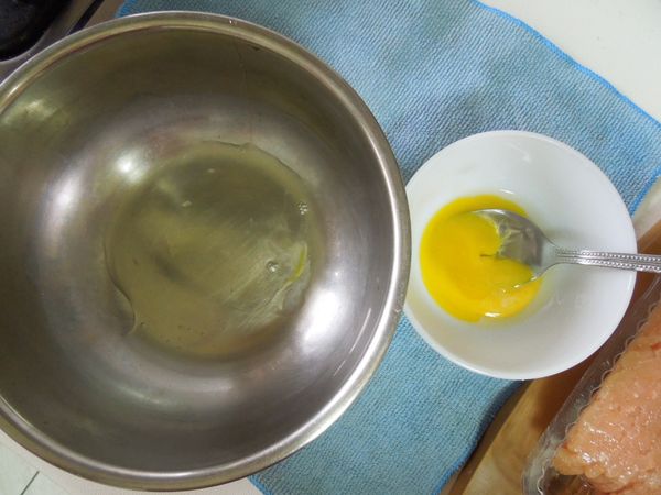 將雞蛋分成蛋白1大匙和蛋黃。