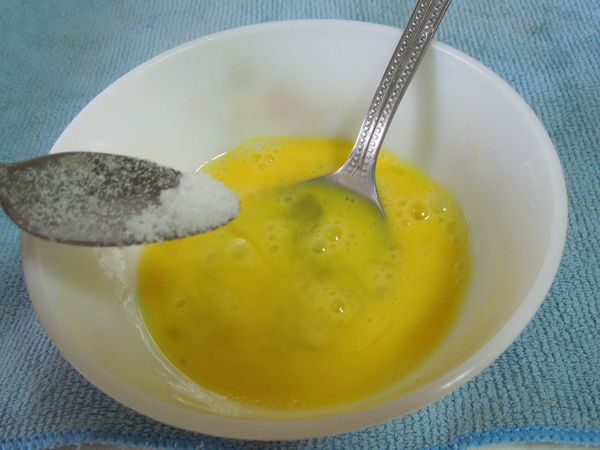 將蛋汁打散，以少許鹽調味。