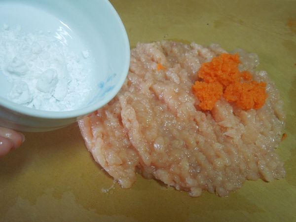 在雞絞肉中加入調味料，混合均勻。