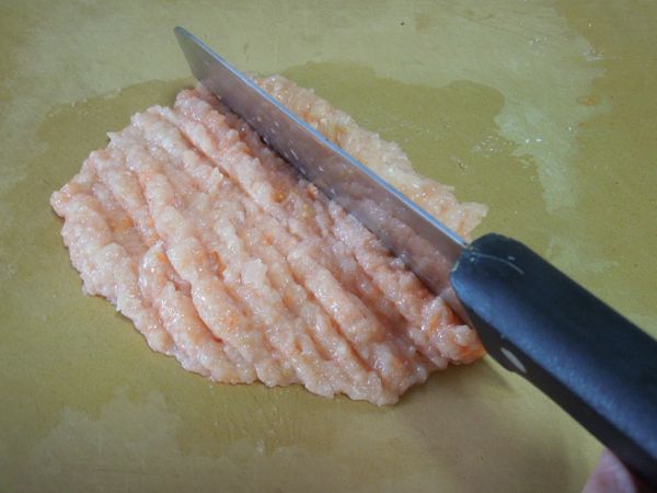 用菜刀(調理機)，剁細成為肉泥慕斯。