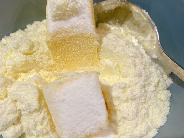 先將奶油「室溫軟化」，再將糖、奶粉下去一起攪拌