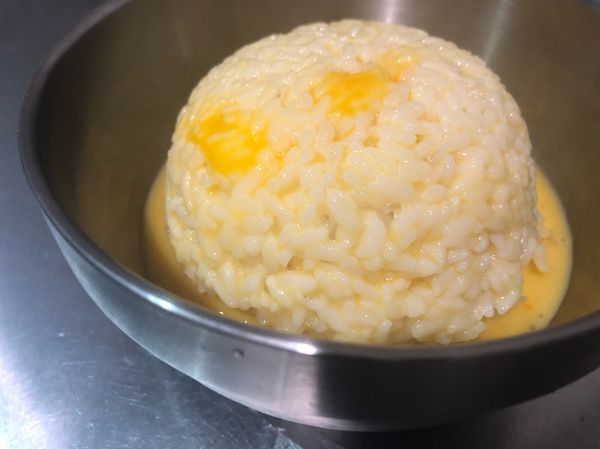 蛋先打散淋在冷飯上備用