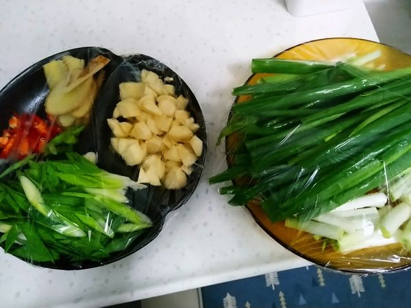 1、蔥白、蔥綠分開，切段。
2、蒜頭可拍或切成大一點的蒜塊。
3、薑切片。
4、辣椒斜切。
5、蒜苗斜切備用。