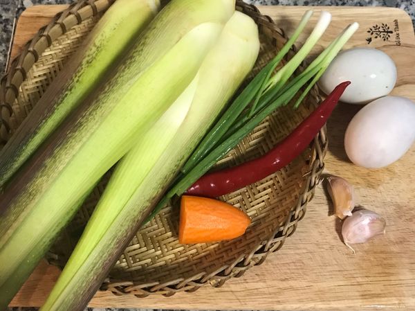 蔥、辣椒洗淨，茭白筍除去外殼，切除底下較粗的梗；