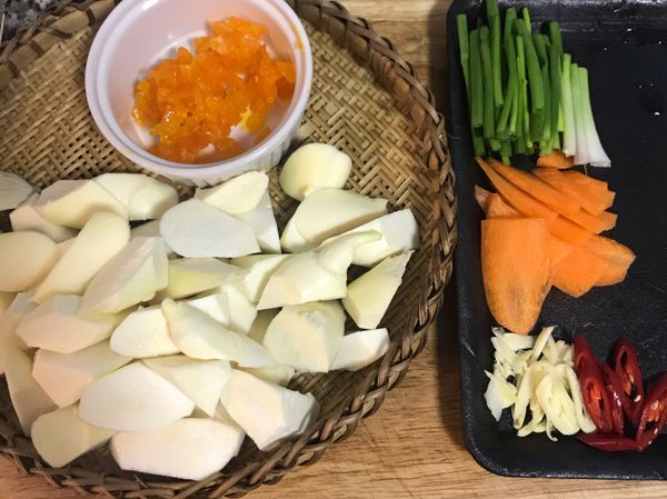 茭白筍滾刀切，蔥切段，蒜頭拍扁去皮切片，紅蘿蔔切片，鹹蛋黃切碎，辣椒斜切；