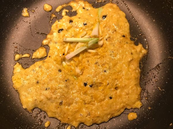 放入蒜片和蔥白炒香，