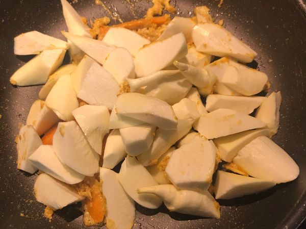 放入紅蘿蔔片和茭白筍用鹽調味拌炒；