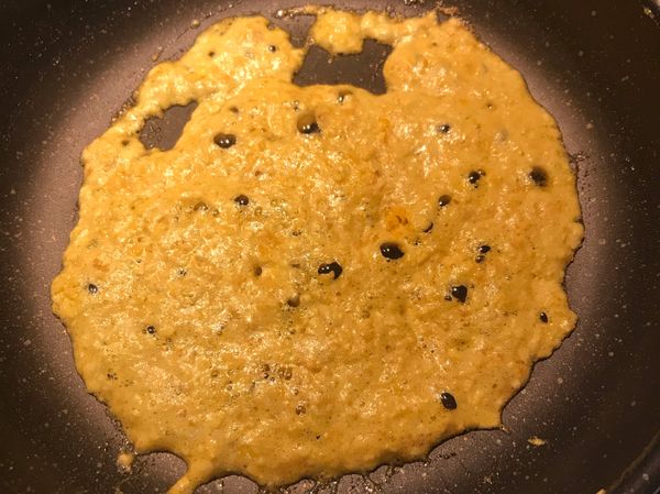 鍋燒熱，下油，放入鹹蛋黃壓炒就會產生泡泡；