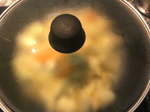 蓋鍋蓋燜煮3分鐘，