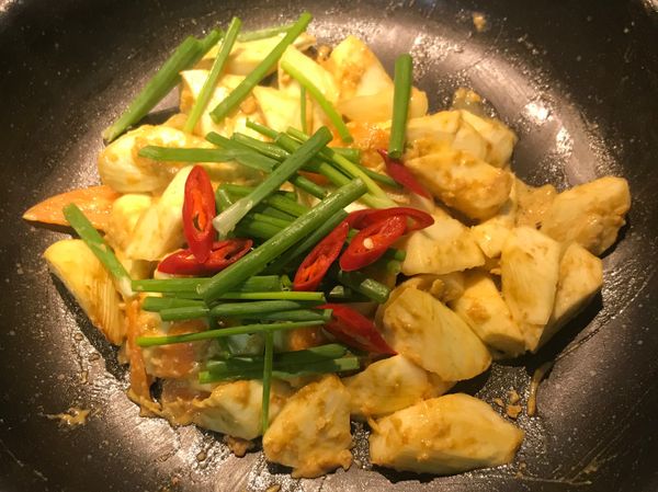 試吃調整，放入蔥綠與辣椒拌勻即可。