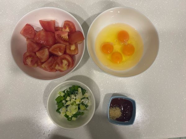 番茄去皮切塊、4顆蛋打散、切蔥花、番茄醬3-4大匙、糖1茶匙或大匙