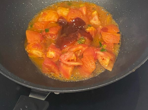番茄出水後加入蕃茄醬、糖，炒至糊狀，裝起來洗鍋子