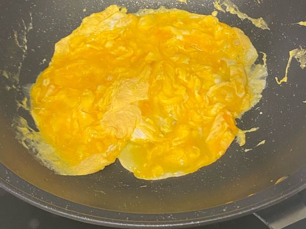 倒油炒蛋炒至半熟