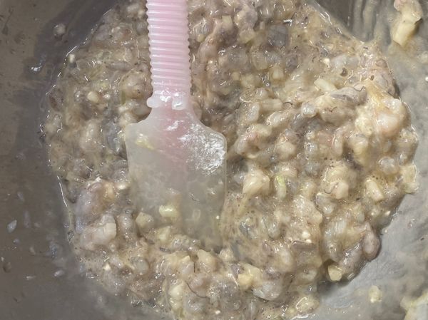 首先將蝦仁剁成蝦仁碎塊，再分次加入蛋液、調味、麵粉，拌均有黏稠狀。