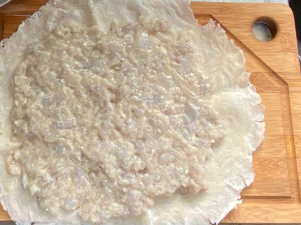 將蝦漿平鋪至一片春捲皮。