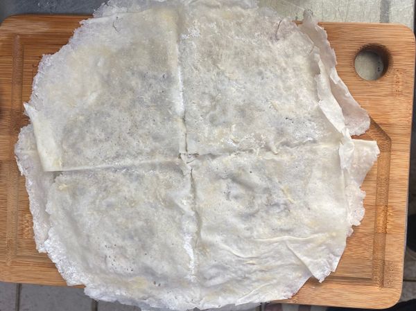 再覆蓋上另一片春捲皮。