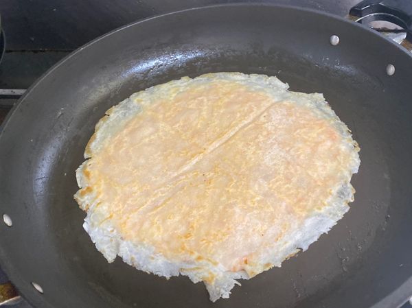 置入平底鍋雙面煎，並注意火候。