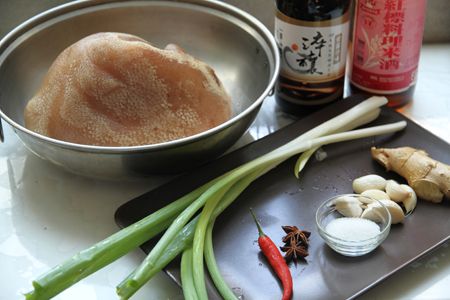 將蹄膀入滾水川燙取出冷水沖涼瀝乾。鍋不放油加熱，放入蹄膀乾煎至皮焦香取出。