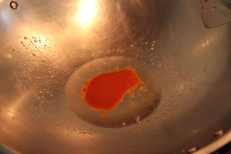 鍋倒約1大匙油小火加熱，放入糖炒至琥珀色將蹄膀放入上糖色後取出。(此歩驟是讓蹄膀的顏色更漂亮)