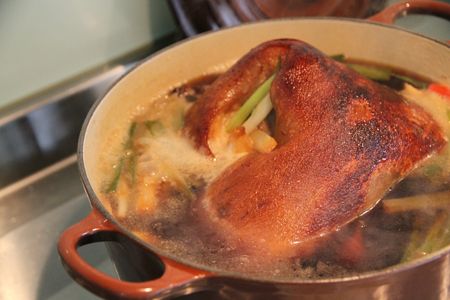 鍋蓋緊密燜一天(可以室溫下待涼後，放至冰箱繼續浸泡喔)，涼後取出切薄片，滷汁可要珍藏下來，這可是最精華的部份，食用時淋上滷汁即完成。