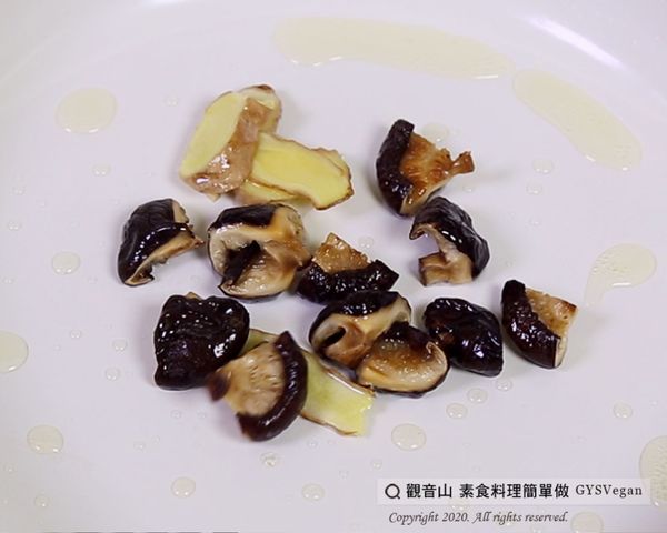 起油鍋，薑片爆香。