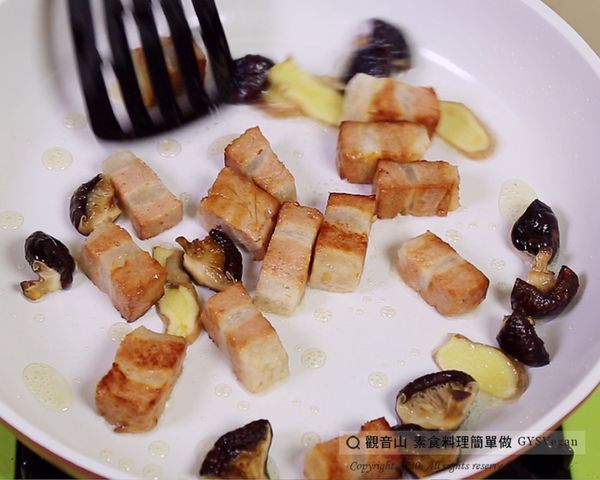 依序放入乾香菇、素東坡若翻炒。