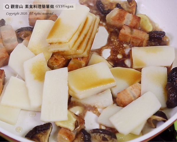 再放入筍片、清醬油、黑醋、水、糖及胡椒。