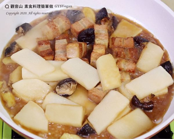 小火煮滾後，蓋上鍋蓋煨煮一下，若竹筍8兩重約煨煮8分鐘。