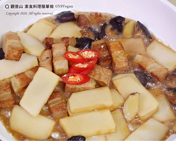 起鍋前，擺上紅辣椒點綴即可。

【特別說明】
1.怕辣者，可不加辣椒。
2.可用東坡若片替換。