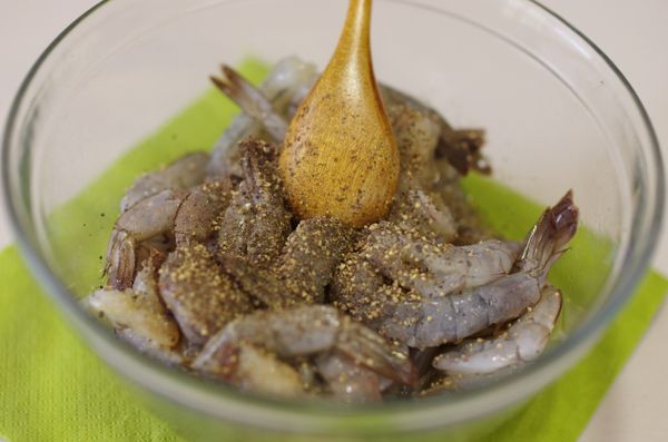 放入醃蝦的調味料並調拌均勻，覆蓋保鮮膜靜置約30分鐘。