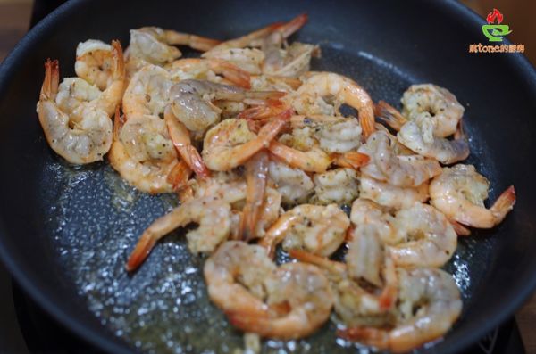 炒鍋內倒入1大匙的橄欖油，油熱後，放入醃製過的蝦，約炒2分鐘蝦子變色盛盤備用。