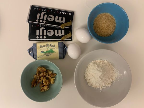 1.砂糖跟蛋液攪拌均勻
2.巧克力跟奶油微波30秒