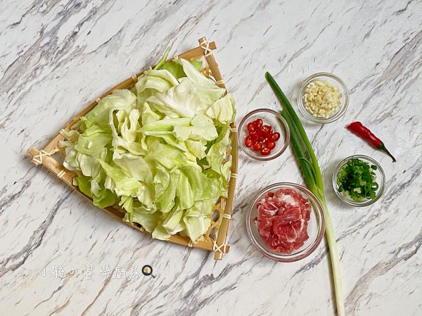 高麗菜洗淨切片塊；火鍋梅花豬肉片對切；辣椒切圈；青蔥切蔥花；蒜頭拍扁去膜切末備用。