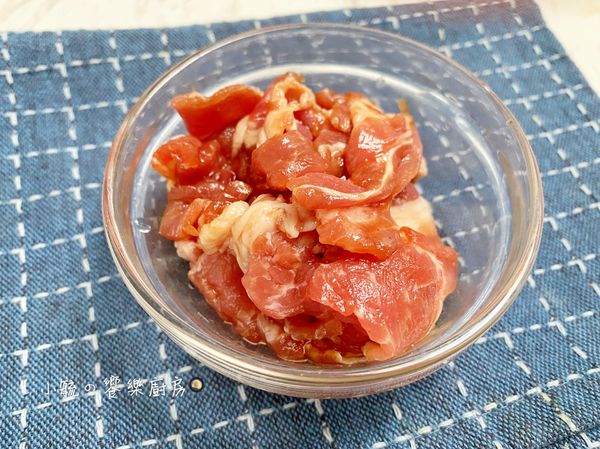 將豬肉片以醃料抓醃靜置約5分鐘。