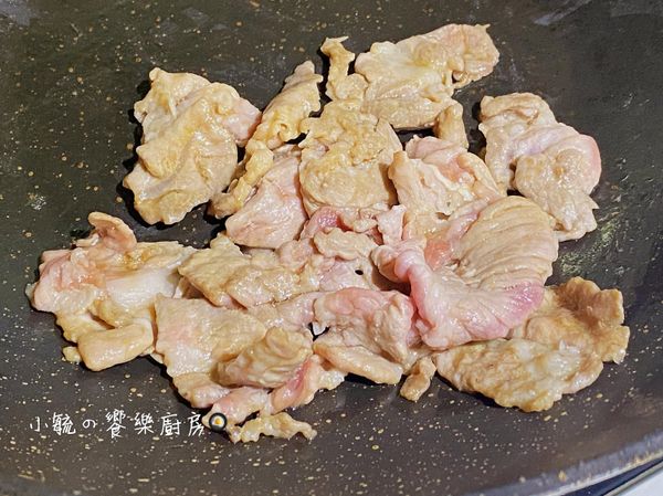 鍋內倒入1茶匙的油，放入步驟2的肉片炒至7分熟取出備用。
