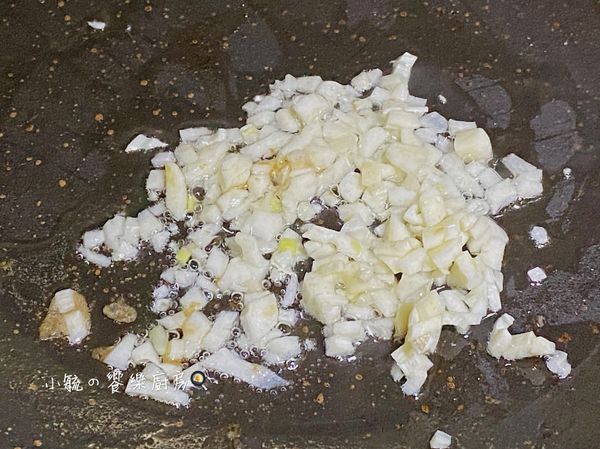 鍋內倒入2茶匙的油，小火爆香蒜末。