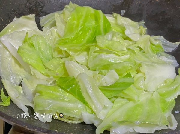放入高麗菜，另加入1大匙的水，拌炒約2分鐘至軟化。
