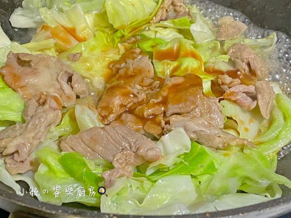 將糖醋醬、步驟3的肉片放入拌炒，以中火煮至略收汁。