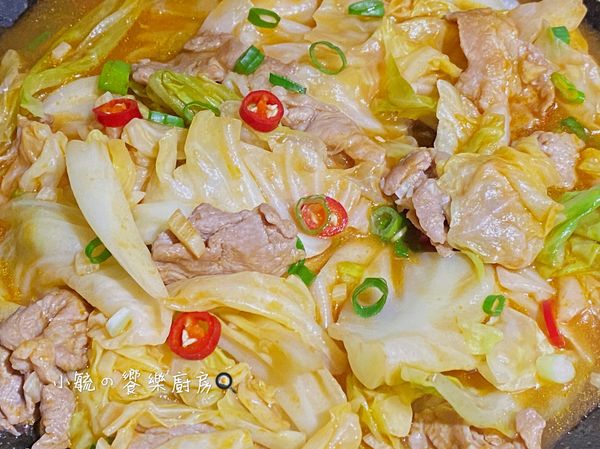 起鍋前撒上辣椒圈及蔥花略拌炒就完成囉!